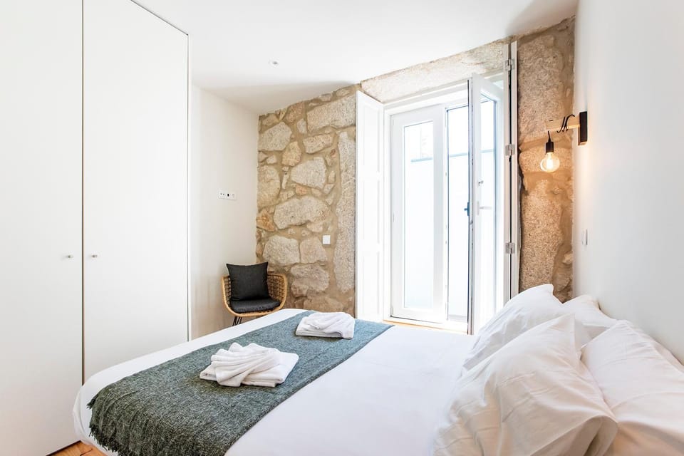 Central Studio with Pool & Patio by LovelyStay Apartment in Porto