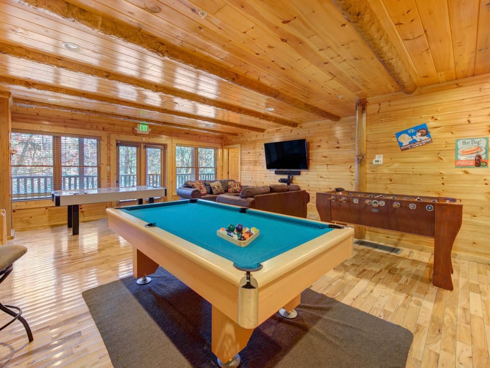Billiard, Game Room, TV and multimedia, Living room, Seating area, furniture