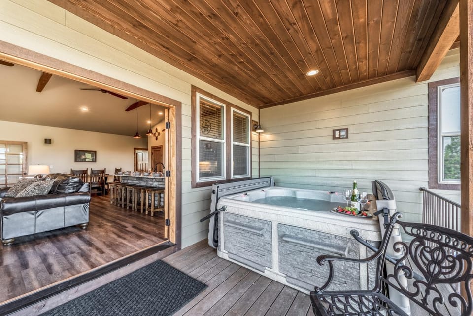 Hot Tub, Balcony/Terrace, Living room, Dining area, furniture