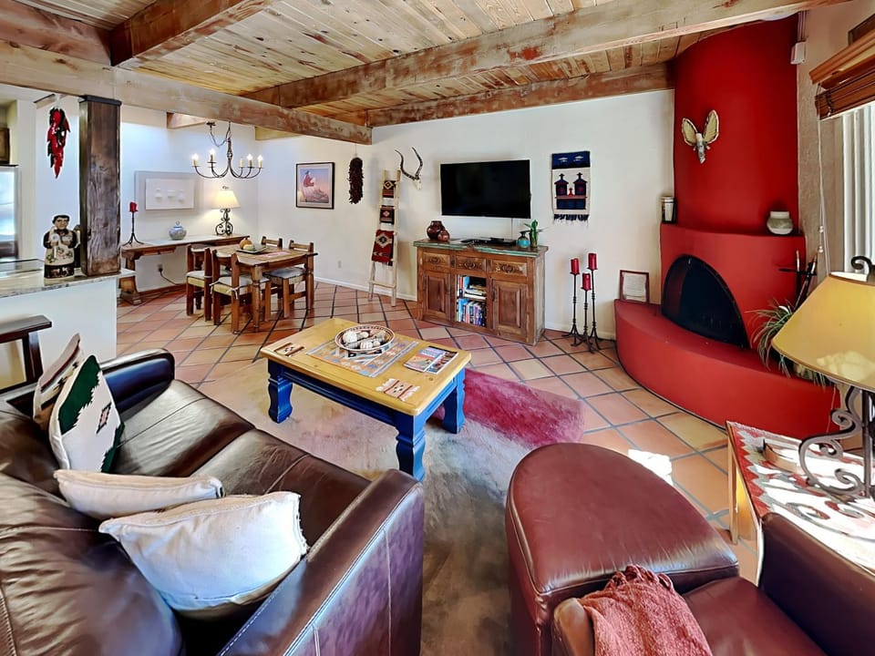TV and multimedia, Living room, Seating area, Dining area, fireplace, furniture