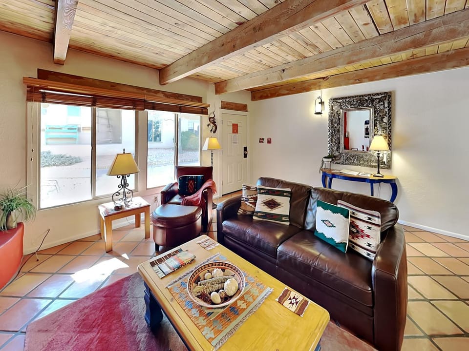Living room, Seating area, furniture