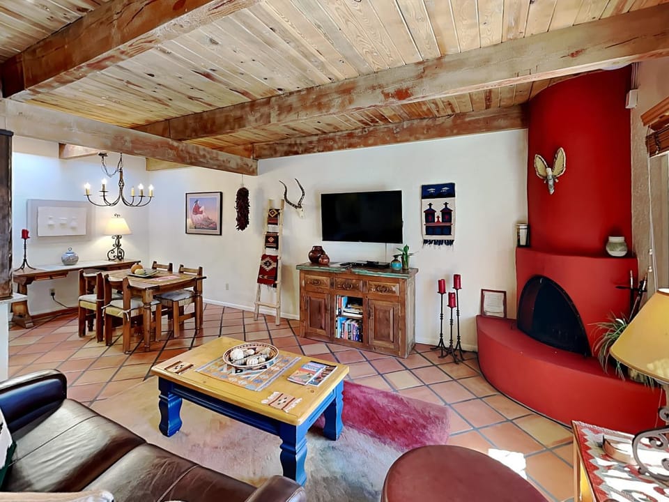 TV and multimedia, Living room, Seating area, Dining area, fireplace, furniture