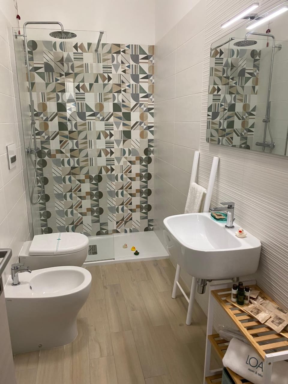 Shower, Toilet, Bathroom, bidet, towels