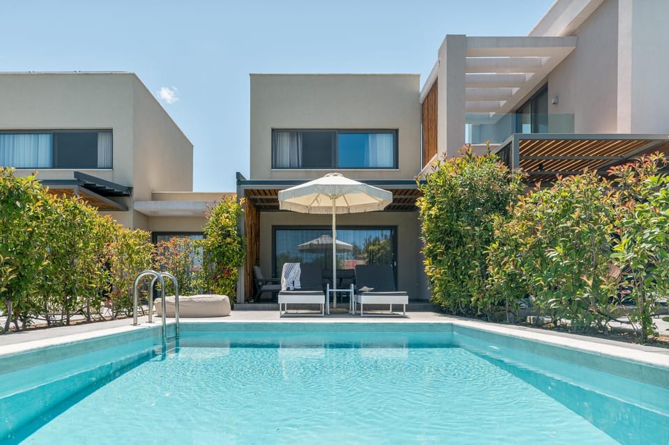 Property building, Patio, Day, Pool view, Swimming pool, sunbed