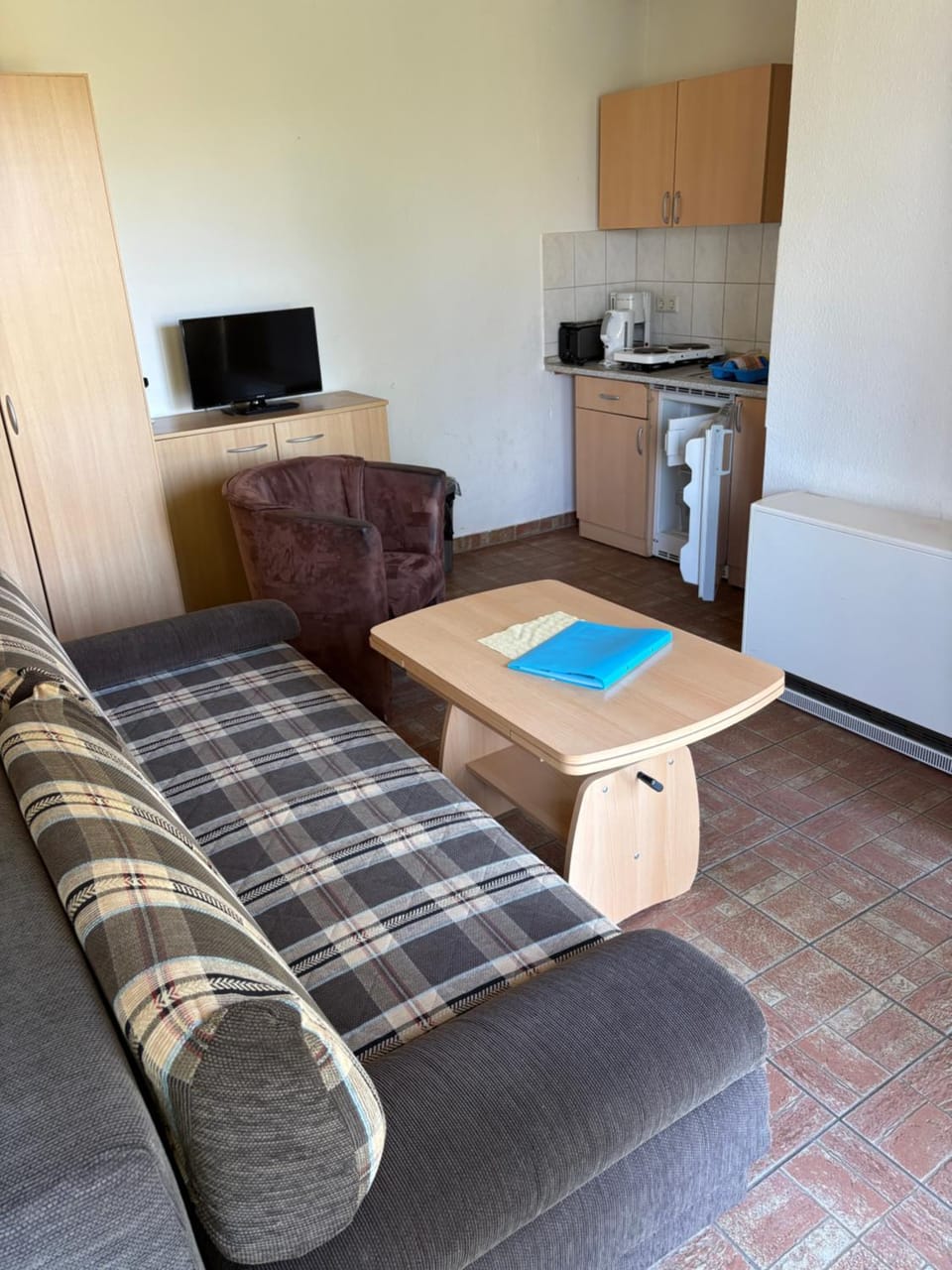 Kitchen or kitchenette, Living room, Seating area, Dining area, stove