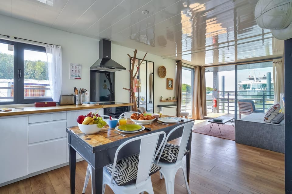 Kitchen or kitchenette, Living room, Dining area, River view, kitchen