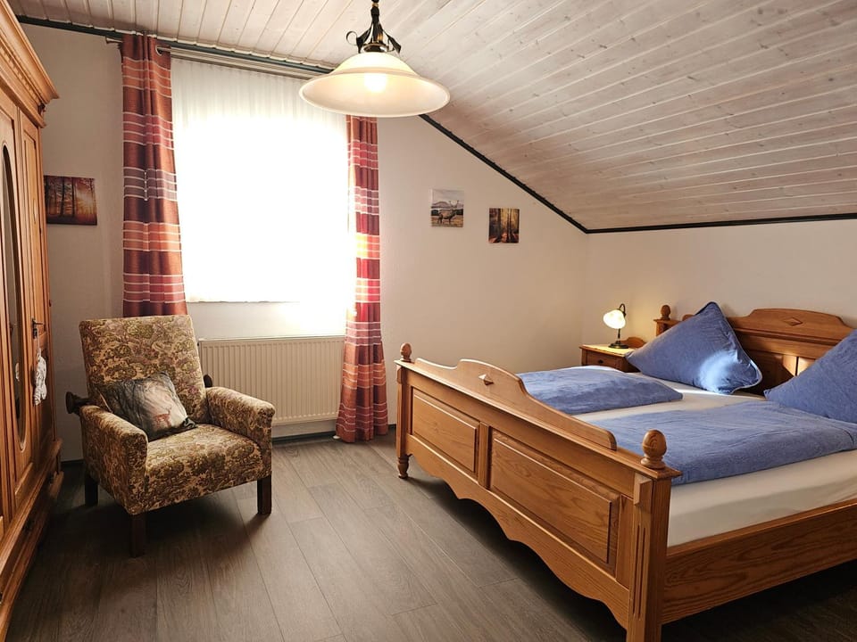 Photo of the whole room, Bedroom