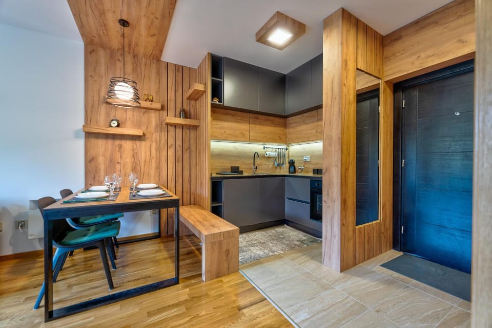 Kitchen or kitchenette, Dining area