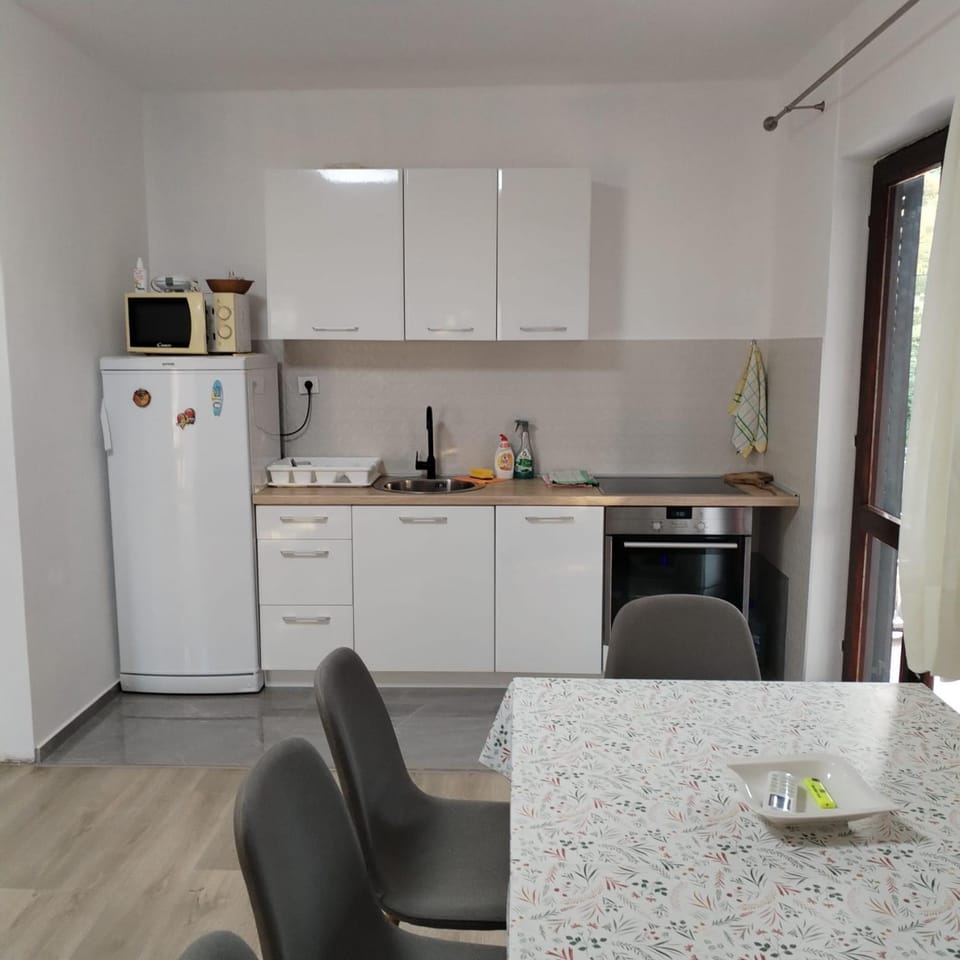 Dining area, microwave, oven, stove, kitchen