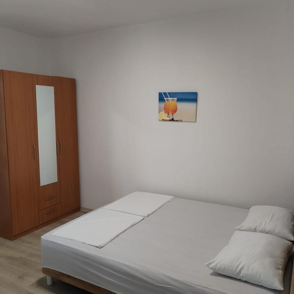 Bedroom, wardrobe