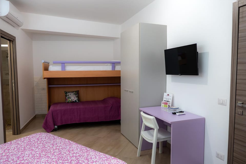 TV and multimedia, Photo of the whole room, Bedroom