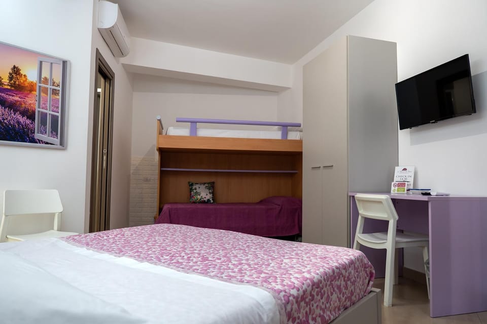 Bed, TV and multimedia, Bedroom