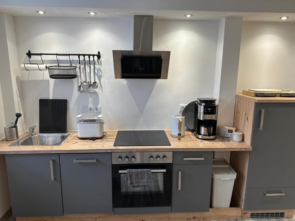 Coffee/tea facilities, Kitchen or kitchenette, dishwasher, oven, stove, toaster