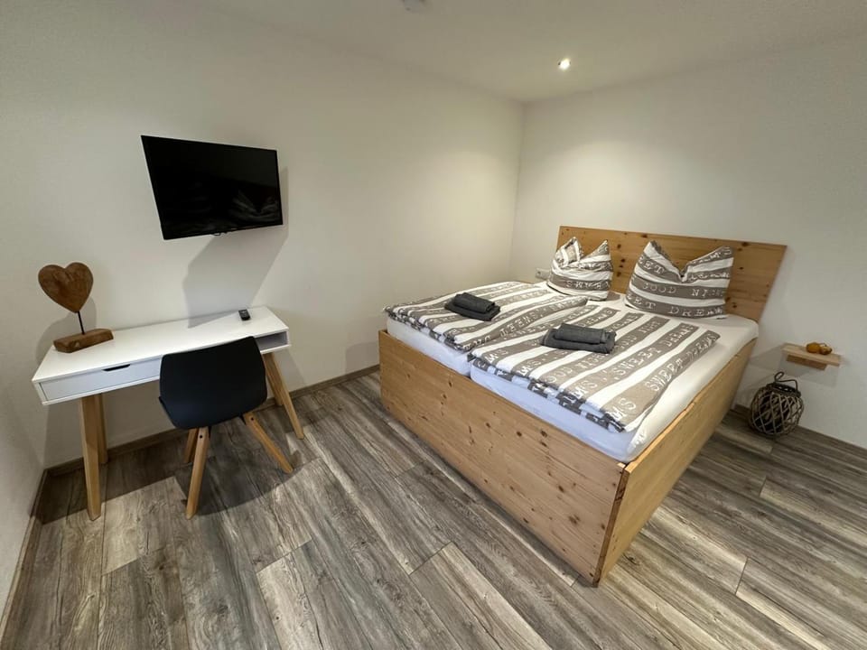 Bed, TV and multimedia, Bedroom