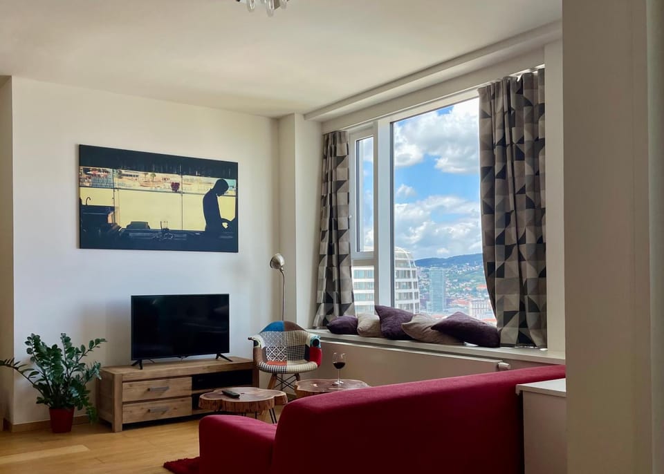 TV and multimedia, Living room, Seating area, Mountain view