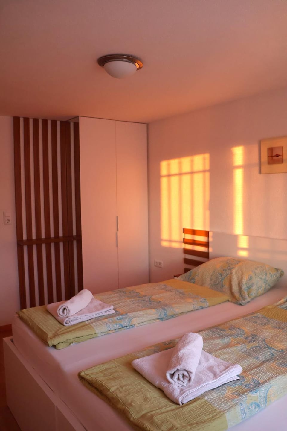 Bed, Bedroom, towels