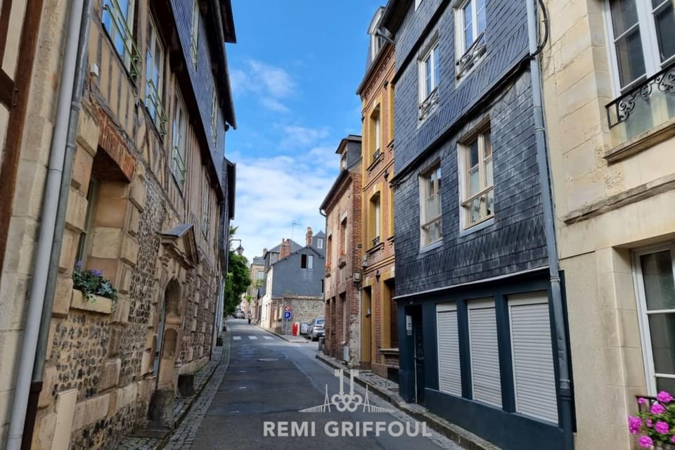 La Capucine Lovely Studio City Center Apartment in Honfleur