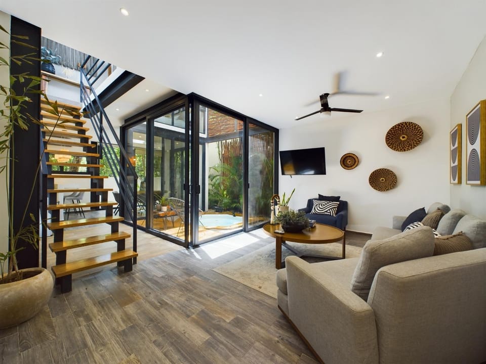 TV and multimedia, View (from property/room), Living room, Seating area, Family