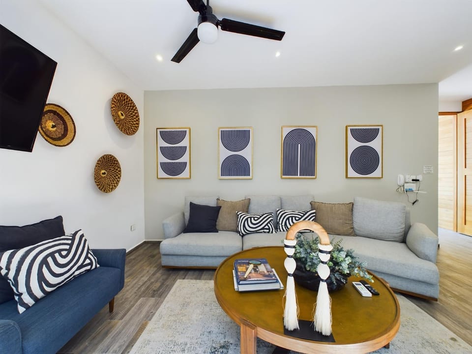 TV and multimedia, Living room, Seating area, Family