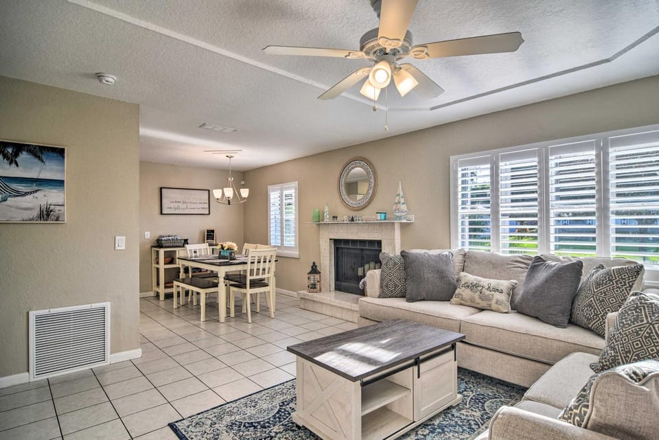 Beach-Style Getaway with Lanai about 4 Mi to Beaches! House in Largo