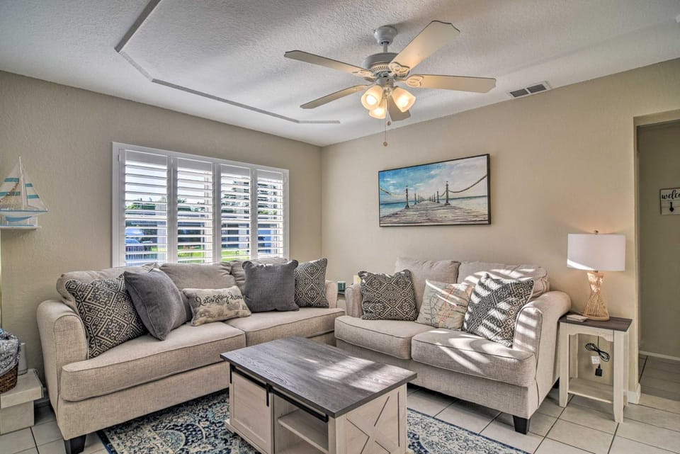 Beach-Style Getaway with Lanai about 4 Mi to Beaches! House in Largo
