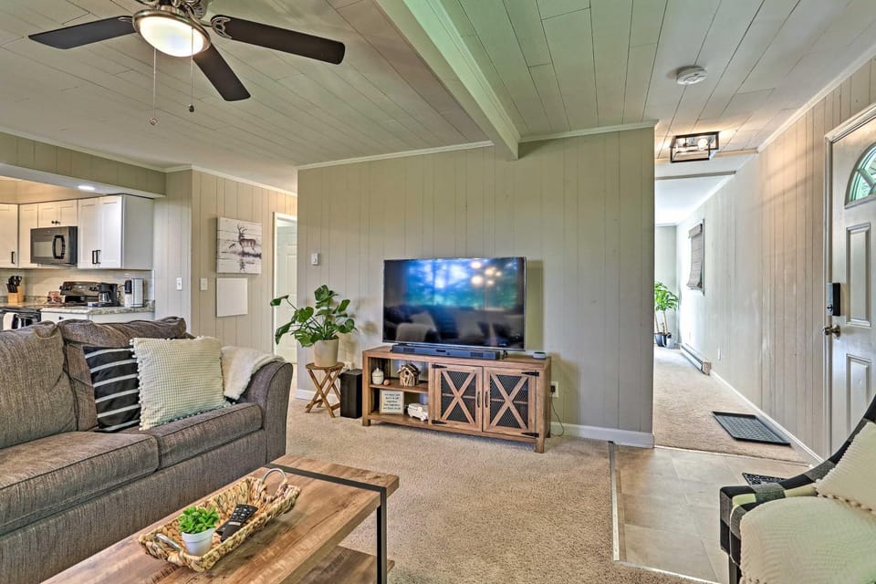 Deck & Gas Grill: Modern East Stroudsburg Home! House in Middle Smithfield