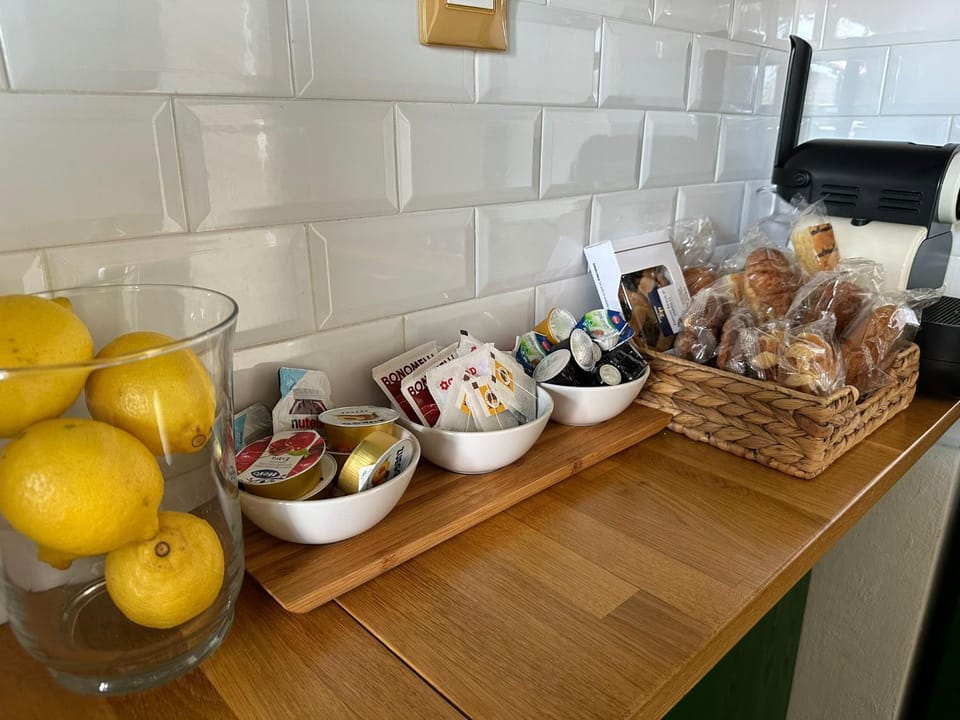 Kitchen or kitchenette, Food and drinks, Food, Breakfast, Continental breakfast