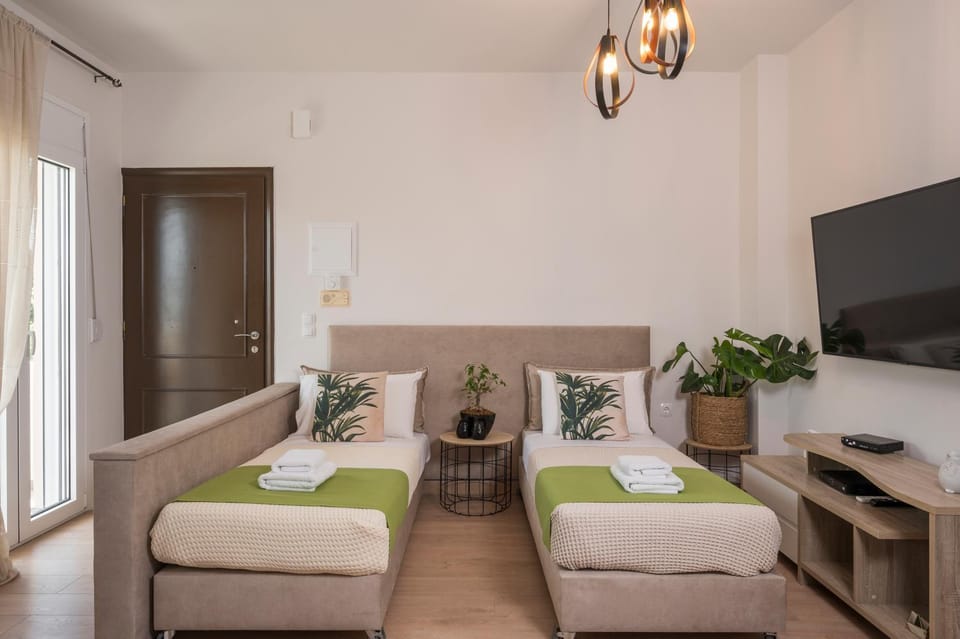 Bed, Living room, Photo of the whole room, Seating area, Bedroom