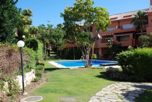 Property building, Garden, Swimming pool, Swimming pool