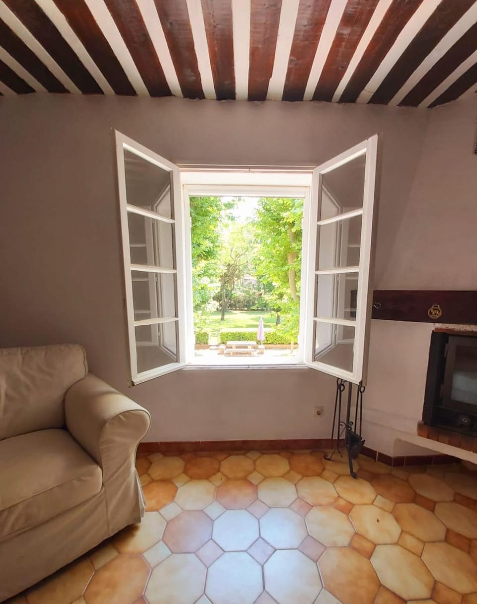 Appartement de charme au calme avec piscine, au pied du Colorado provençal, cœur du Luberon Apartment in Provence-Alpes-Côte d'Azur