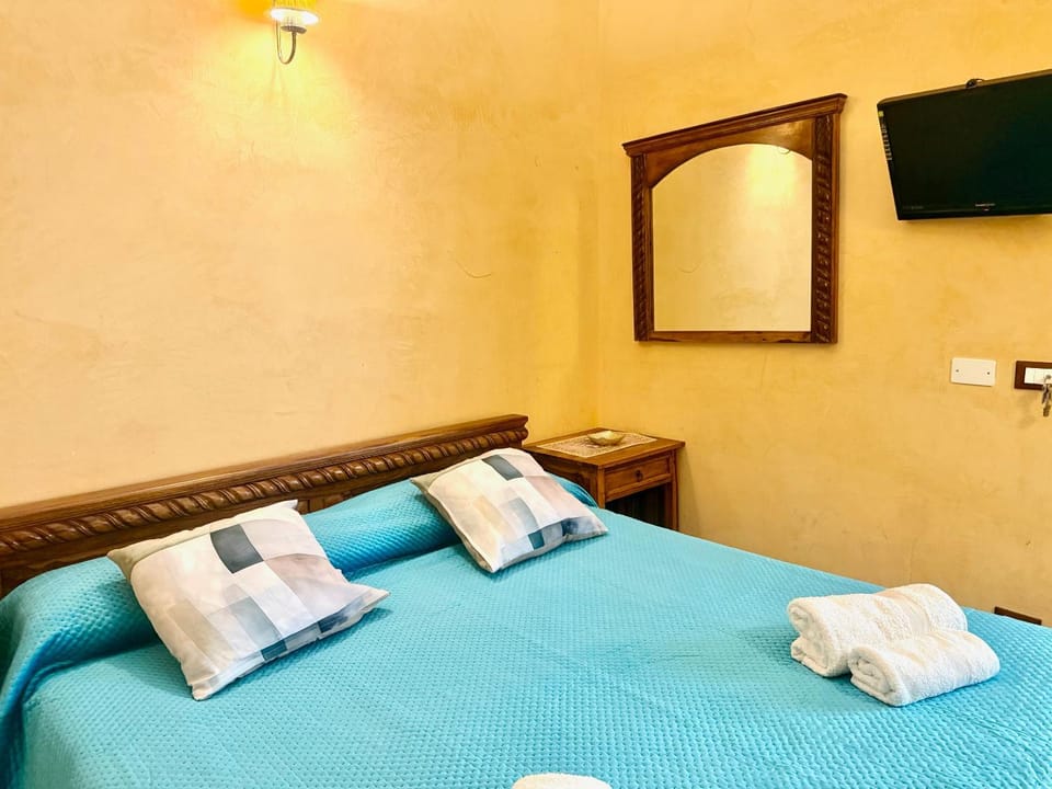 Bed, TV and multimedia, Photo of the whole room, Bedroom, towels