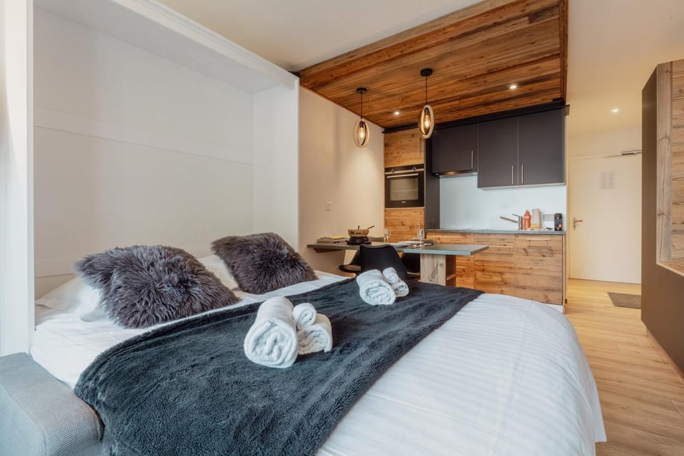 Bed, Kitchen or kitchenette, Seating area