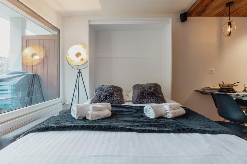 Bed, Living room