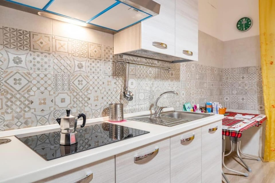 Kitchen or kitchenette, Breakfast, stove