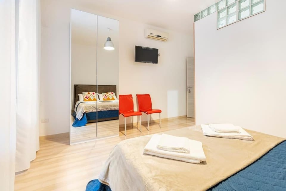 Bed, TV and multimedia, Bedroom, towels, wardrobe