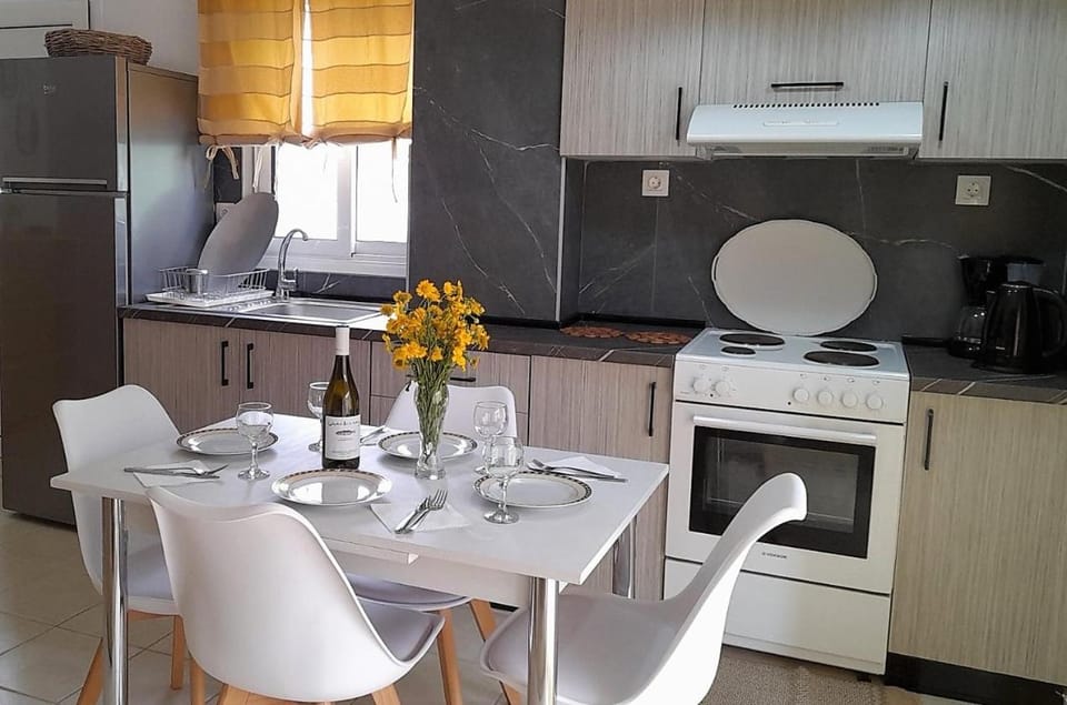 Dining area, kitchen