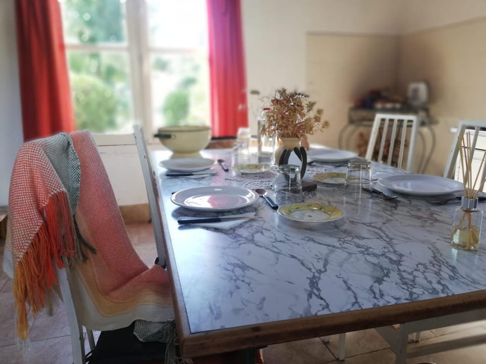 Living room, Food and drinks, Dining area, Food