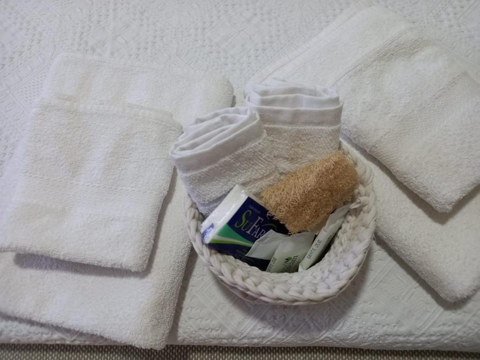 Bed, towels