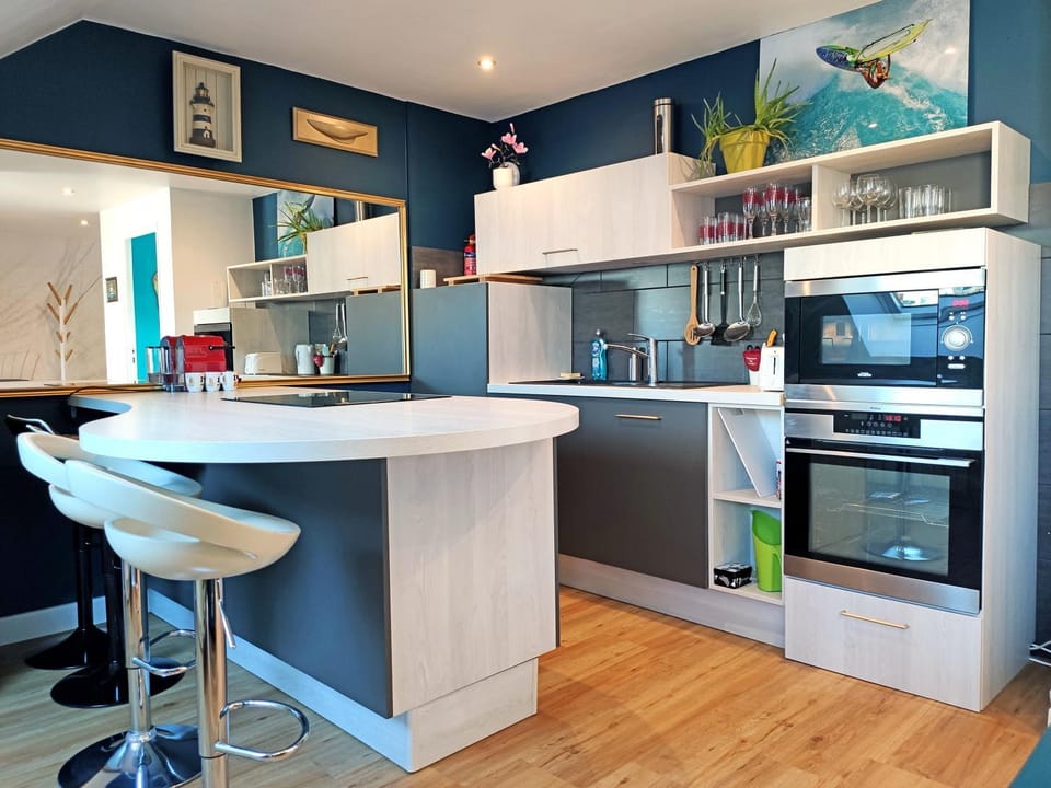 Kitchen or kitchenette, Dining area, stove