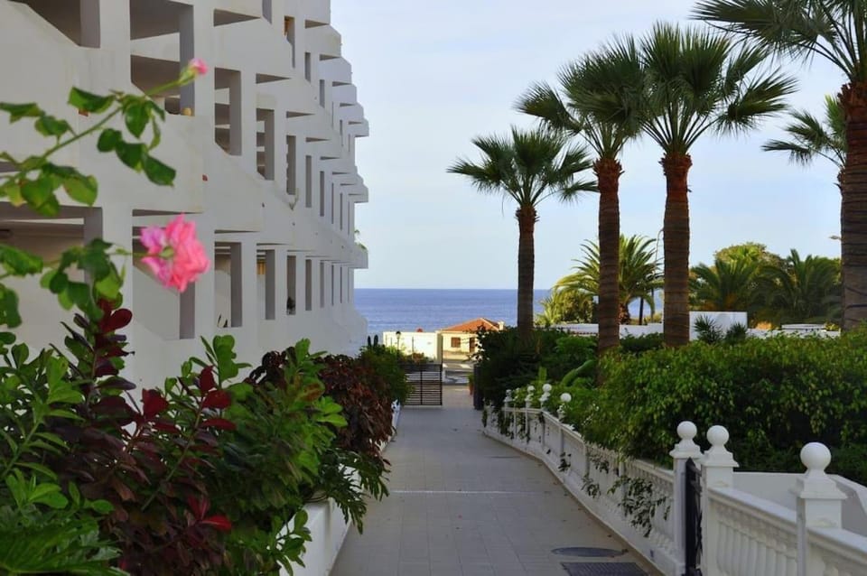 Sea view, Street view