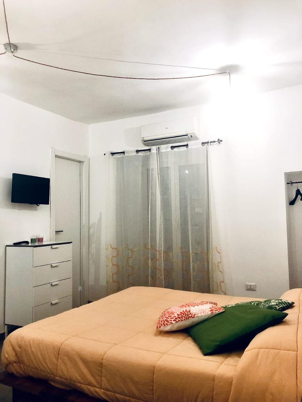 Bed, TV and multimedia