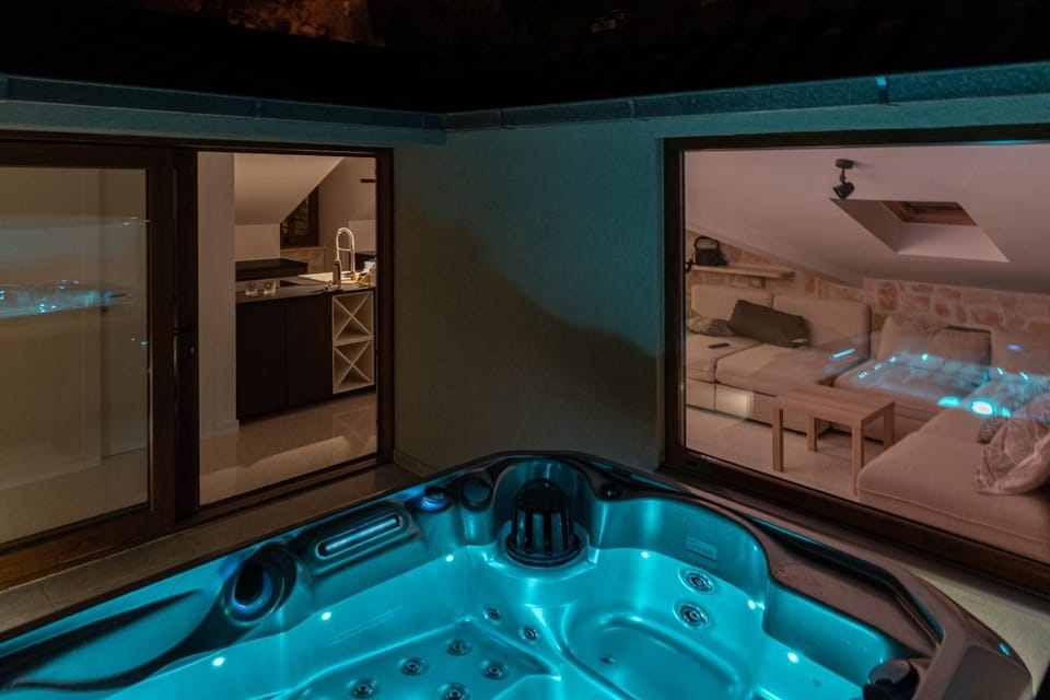 Property building, Bird's eye view, Hot Tub, Massage, View (from property/room)