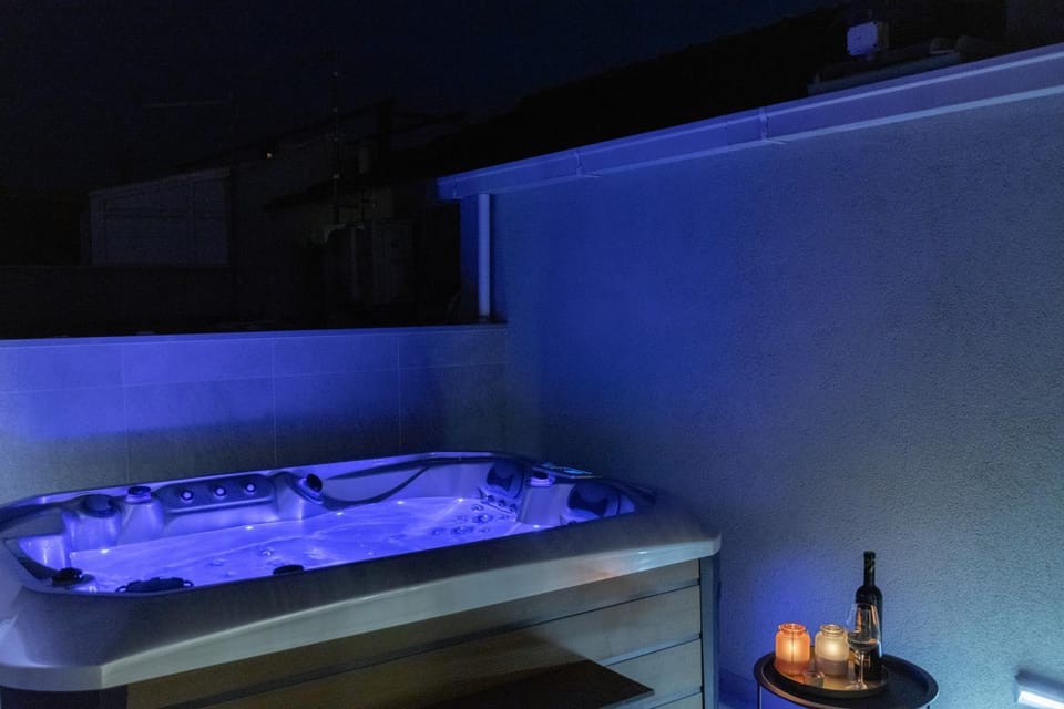 Property building, Hot Tub, Massage