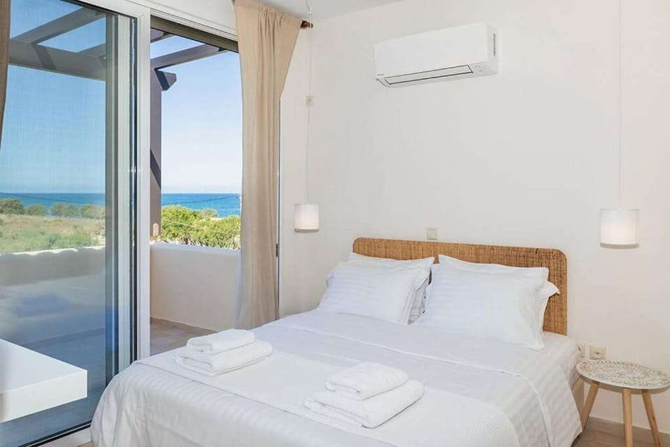 Bed, Balcony/Terrace, Photo of the whole room, Bedroom, Sea view