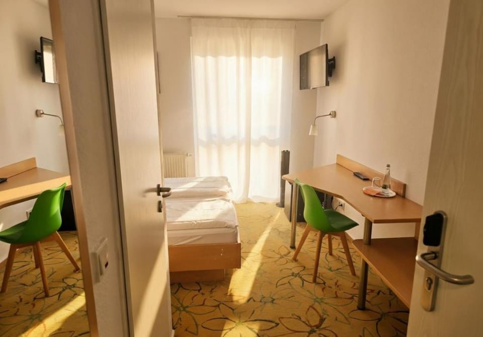 Bed, TV and multimedia, Photo of the whole room, Dining area, Bedroom