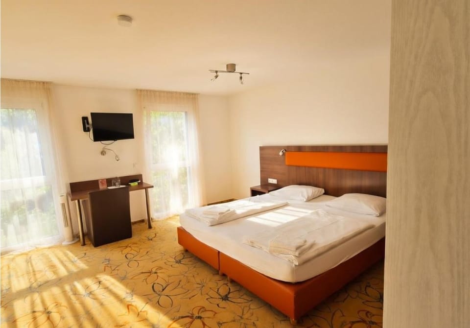 Bed, TV and multimedia, Photo of the whole room, Evening entertainment, Bedroom, towels