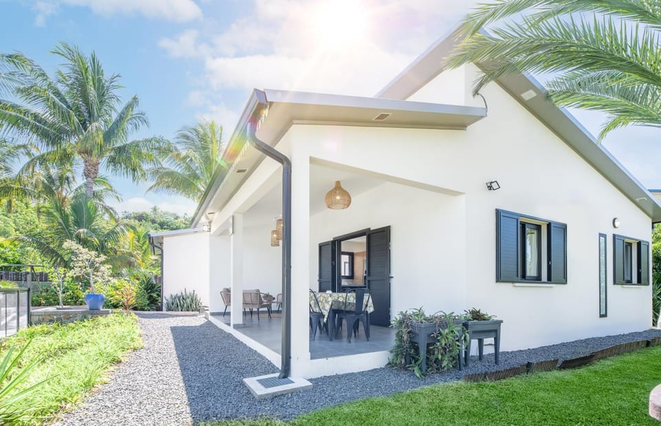 Property building, Patio, Day, Garden, Balcony/Terrace, Garden view