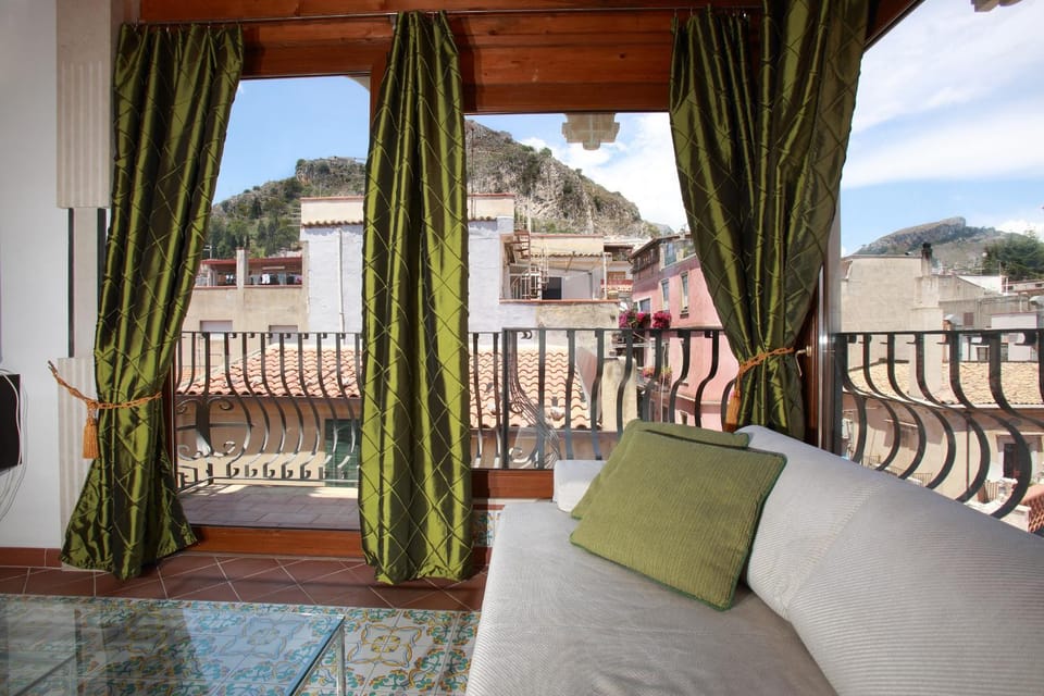 Balcony/Terrace, Living room, Seating area, City view