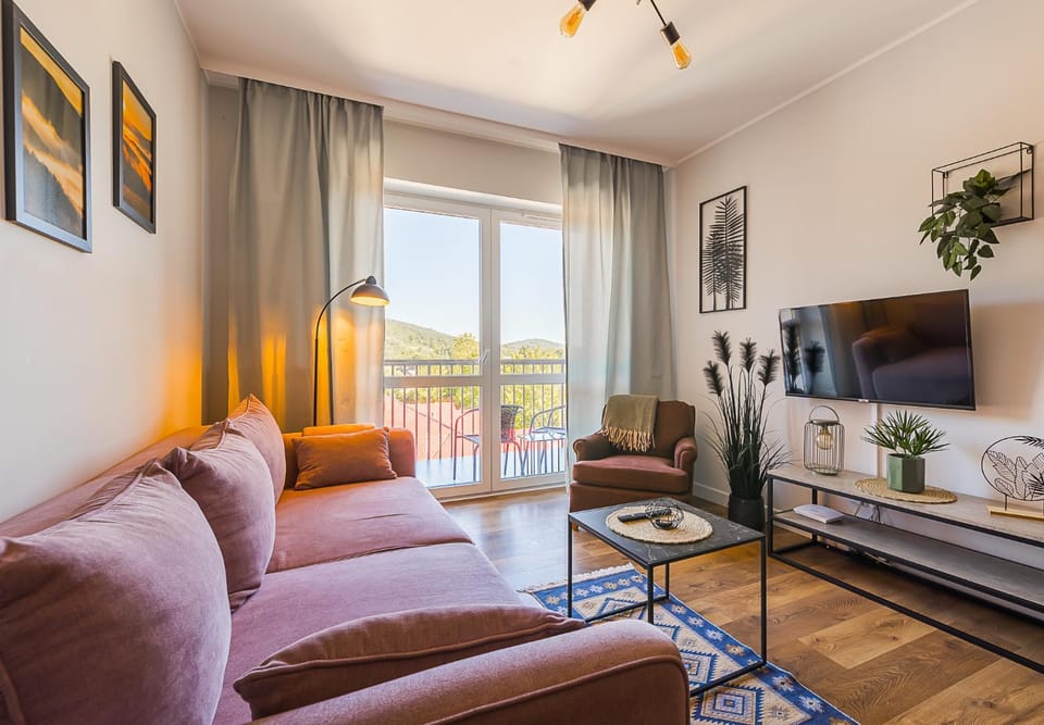 TV and multimedia, Living room, Seating area, Evening entertainment