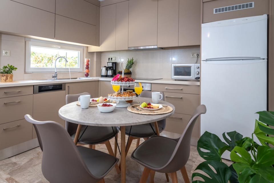 Kitchen or kitchenette, Dining area, kitchen